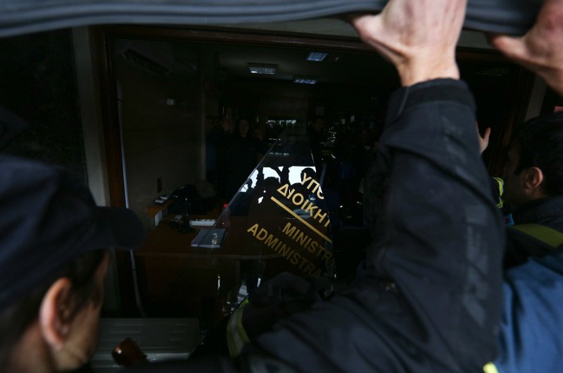 Αγριεύουν οι πυροσβέστες -Τα έσπασαν και κατασκηνώνουν στο υπουργείο Διοικητικής Ανασυγκρότησης [εικόνες] | iefimerida.gr 2