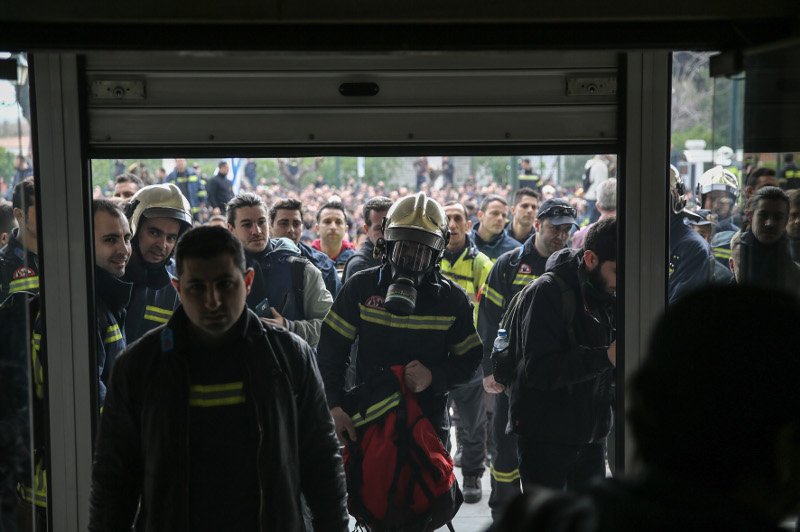 Αγριεύουν οι πυροσβέστες -Τα έσπασαν και κατασκηνώνουν στο υπουργείο Διοικητικής Ανασυγκρότησης [εικόνες] | iefimerida.gr 4