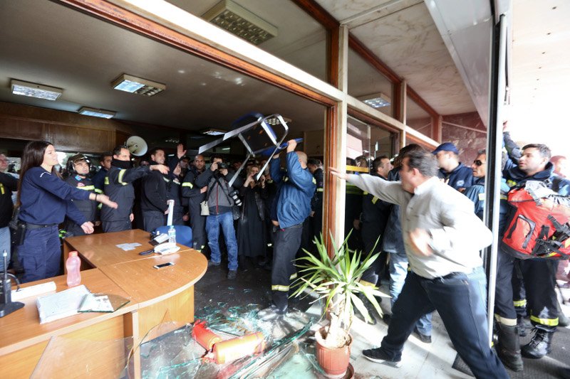 Αγριεύουν οι πυροσβέστες -Τα έσπασαν και κατασκηνώνουν στο υπουργείο Διοικητικής Ανασυγκρότησης [εικόνες] | iefimerida.gr 3