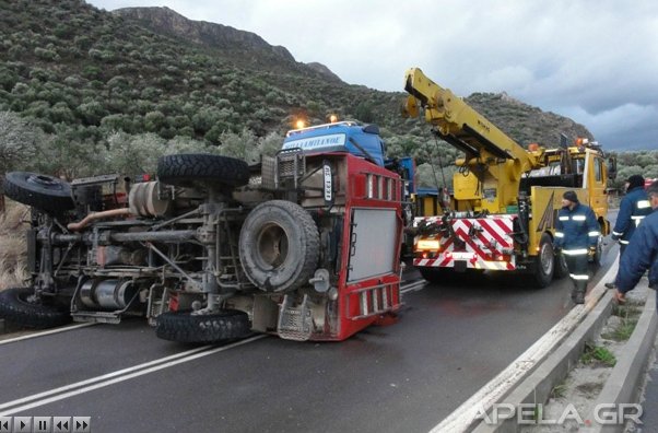 Ανετράπη όχημα της πυροσβεστικής [εικόνες] | iefimerida.gr 0