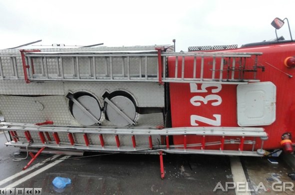 Ανετράπη όχημα της πυροσβεστικής [εικόνες] | iefimerida.gr 1