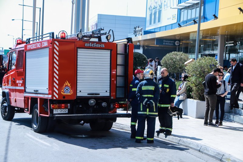 Η φωτιά ξέσπασε σε αυτοκίνητο στο πάρκινγκ
