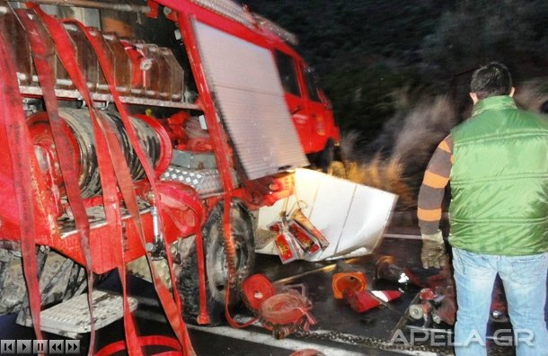 Ανετράπη όχημα της πυροσβεστικής [εικόνες] | iefimerida.gr 2