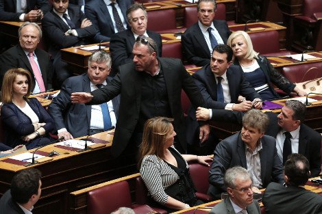 Πισώπλατη επίθεση: Ο χρυσαυγίτης Μίχος χτύπησε τον Πύρρο Δήμα μέσα στη Βουλή | iefimerida.gr 0