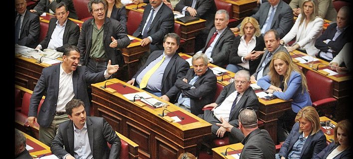 Πισώπλατη επίθεση: Ο χρυσαυγίτης Μίχος χτύπησε τον Πύρρο Δήμα μέσα στη Βουλή | iefimerida.gr 1