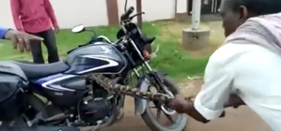 Απίστευτη μάχη μοτοσικλετιστή με πύθωνα που κρύφτηκε στη μηχανή του  [βίντεο]  | iefimerida.gr 0