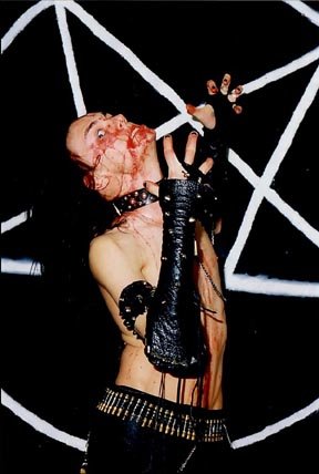 «Μπαμπά, από 'δω το αγόρι μου...» - Οι πιο ακραίοι εμφανισιακά αστέρες της Black Metal σκηνής [εικόνες] | iefimerida.gr 3