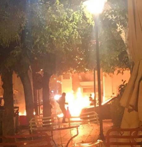 «Θα σε κάψουμε» φώναξαν στον σκοπό οι κουκουλοφόροι -Βροχή μολότοφ στο ΑΤ Πάτρας | iefimerida.gr 0