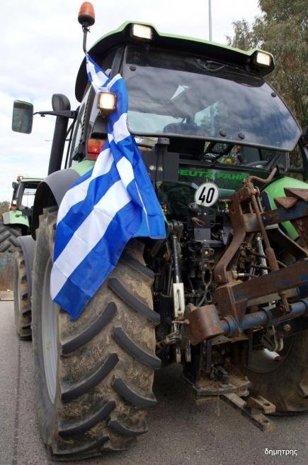 Αγρότες απέκλεισαν το λιμάνι της Πάτρας – Πάνω από 40 τρακτέρ, έχυσαν γάλα [εικόνες] | iefimerida.gr 3