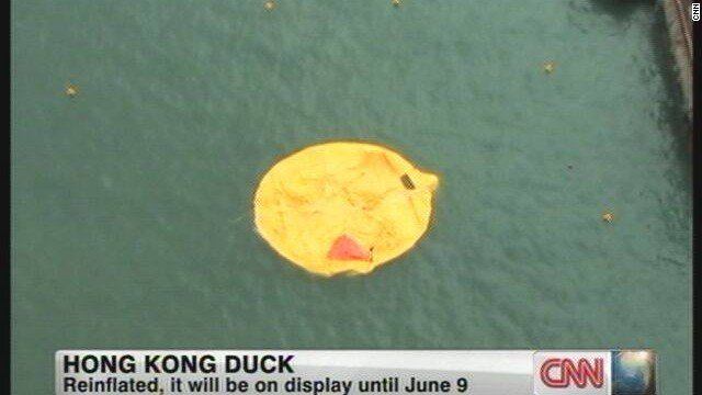 Ξεφούσκωσε το γιγάντιο παπί στο λιμάνι του Χονγκ Κονγκ [εικόνες] | iefimerida.gr 3