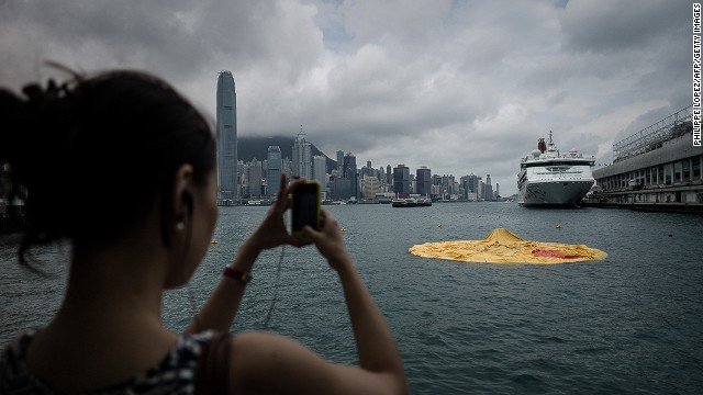 Ξεφούσκωσε το γιγάντιο παπί στο λιμάνι του Χονγκ Κονγκ [εικόνες] | iefimerida.gr 2