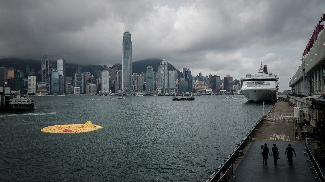 Ξεφούσκωσε το γιγάντιο παπί στο λιμάνι του Χονγκ Κονγκ [εικόνες] | iefimerida.gr 1