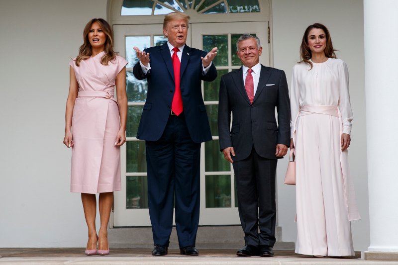 Ούτε συνεννοημένες: Η βασίλισσα Ράνια πήγε στον Λευκό Οίκο και ήταν... ίδια ντυμένη με τη Μελάνια Τραμπ! [εικόνες] | iefimerida.gr 0