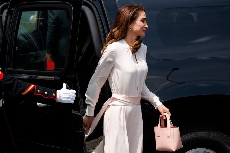 Ούτε συνεννοημένες: Η βασίλισσα Ράνια πήγε στον Λευκό Οίκο και ήταν... ίδια ντυμένη με τη Μελάνια Τραμπ! [εικόνες] | iefimerida.gr 2