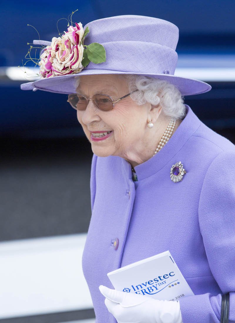 Τι συμβαίνει με τα γυαλιά ηλίου της βασίλισσας Ελισάβετ -Το μοναδικό τρικ που κάνει [εικόνες] | iefimerida.gr 1