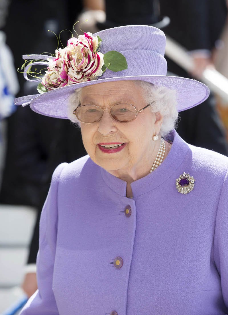 Τι συμβαίνει με τα γυαλιά ηλίου της βασίλισσας Ελισάβετ -Το μοναδικό τρικ που κάνει [εικόνες] | iefimerida.gr 0