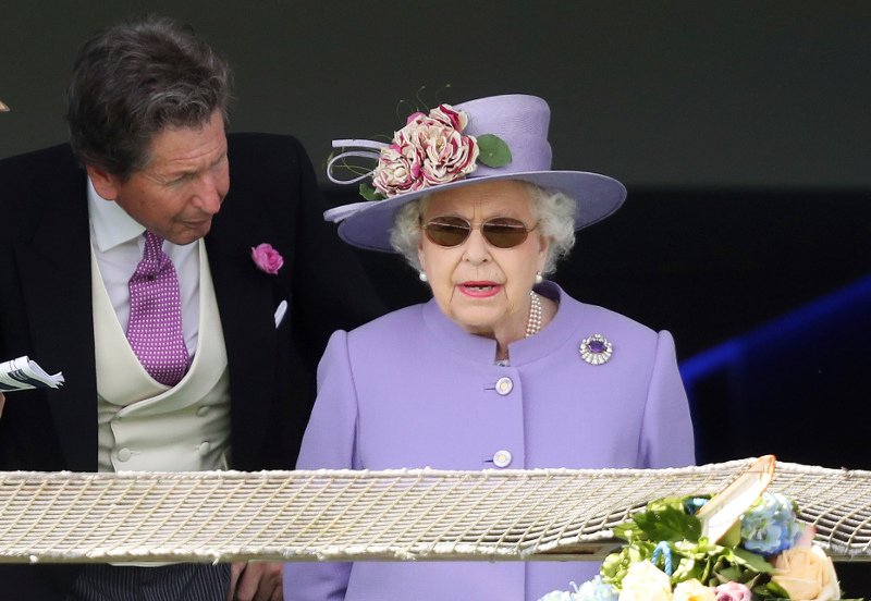 Τι συμβαίνει με τα γυαλιά ηλίου της βασίλισσας Ελισάβετ -Το μοναδικό τρικ που κάνει [εικόνες] | iefimerida.gr 3