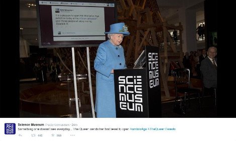 Η βασίλισσα Ελισάβετ τουιτάρει για πρώτη φορά: Τι έγραψε και έγινε πανζουρλισμός από retweets [εικόνες] | iefimerida.gr 2