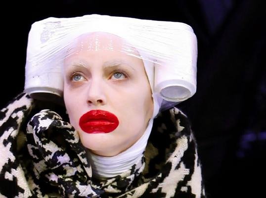  McQueen: Πώς η ιδιοφυΐα της μόδας σχεδίαζε να αυτοκτονήσει πάνω στην πασαρέλα [εικόνες] | iefimerida.gr 2