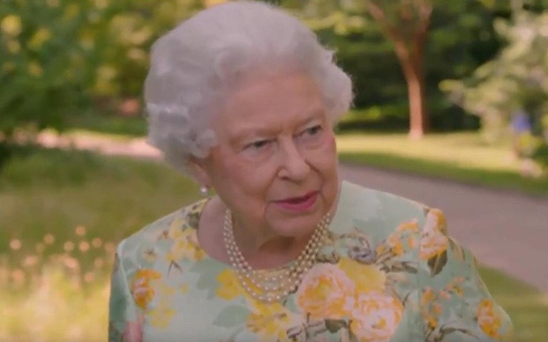 Η Ελισάβετ ενοχλείται από τον ήχο ενός ελικοπτέρου και τον συγκρίνει με τον Ντόναλντ Τραμπ [βίντεο] | iefimerida.gr 0