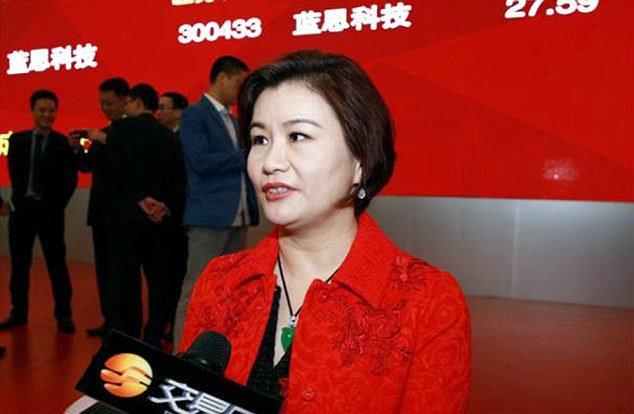 Ηταν εργάτρια σε εργοστάσιο, έγινε η πλουσιότερη γυναίκα της Κίνας [εικόνες] | iefimerida.gr 1