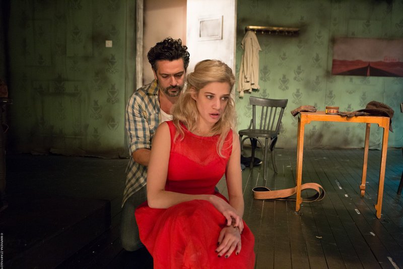 Μέσα σε 80’ ο έρωτας στην πιο άγρια, κανιβαλιστική και αδιαπραγμάτευτη μορφή του [εικόνες] | iefimerida.gr 4