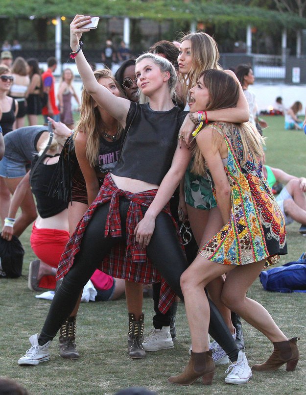 Διάσημες, όμορφες και πλούσιες έγιναν χίπισσες και ρόκαραν στην έρημο της Καλιφόρνια [εικόνες]  | iefimerida.gr 9