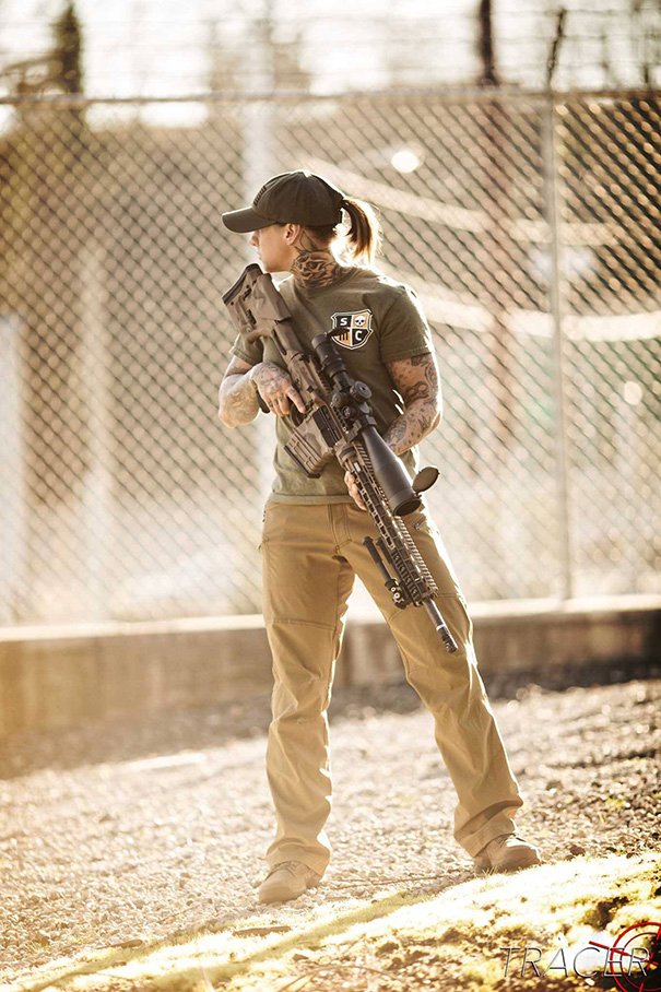 Η αμαζόνα βετεράνος του Αφγανιστάν που κυνηγά λαθροθήρες – Ομορφη και βαριά οπλισμένη [εικόνες] | iefimerida.gr 3