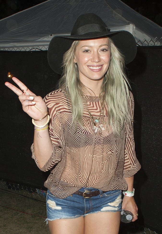 Διάσημες, όμορφες και πλούσιες έγιναν χίπισσες και ρόκαραν στην έρημο της Καλιφόρνια [εικόνες]  | iefimerida.gr 17