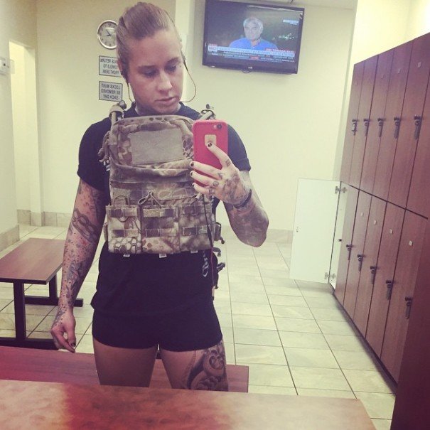 Η αμαζόνα βετεράνος του Αφγανιστάν που κυνηγά λαθροθήρες – Ομορφη και βαριά οπλισμένη [εικόνες] | iefimerida.gr 5