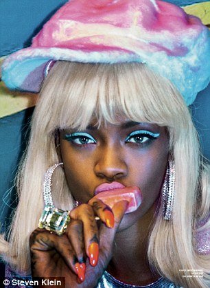 Ριάνα: Με πλατινέ περούκα και τόπλες στην νέα της φωτογράφιση [εικόνες]  | iefimerida.gr 1