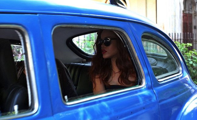 Ριάνα: Ξεσήκωσε την Αβάνα με ένα κολασμένο κατακόκκινο φόρεμα [εικόνες]  | iefimerida.gr 3