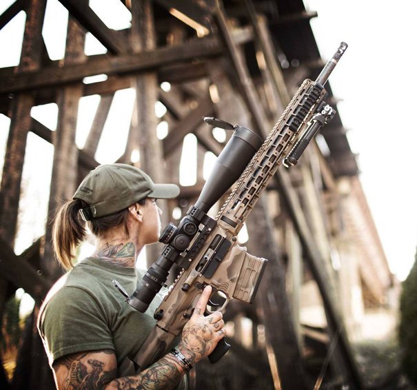 Η αμαζόνα βετεράνος του Αφγανιστάν που κυνηγά λαθροθήρες – Ομορφη και βαριά οπλισμένη [εικόνες] | iefimerida.gr 0