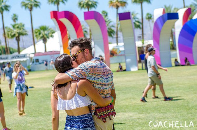 Διάσημες, όμορφες και πλούσιες έγιναν χίπισσες και ρόκαραν στην έρημο της Καλιφόρνια [εικόνες]  | iefimerida.gr 0