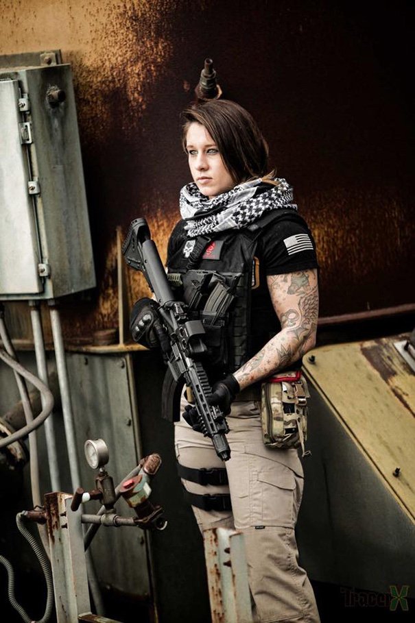 Η αμαζόνα βετεράνος του Αφγανιστάν που κυνηγά λαθροθήρες – Ομορφη και βαριά οπλισμένη [εικόνες] | iefimerida.gr 1