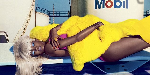 Ριάνα: Με πλατινέ περούκα και τόπλες στην νέα της φωτογράφιση [εικόνες]  | iefimerida.gr 2