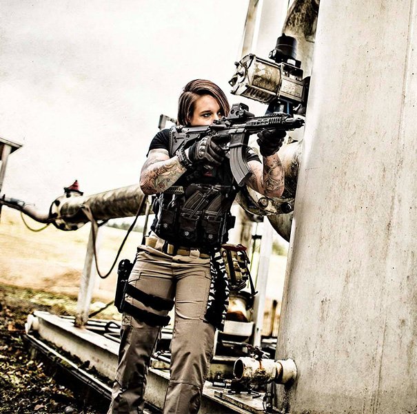 Η αμαζόνα βετεράνος του Αφγανιστάν που κυνηγά λαθροθήρες – Ομορφη και βαριά οπλισμένη [εικόνες] | iefimerida.gr 2