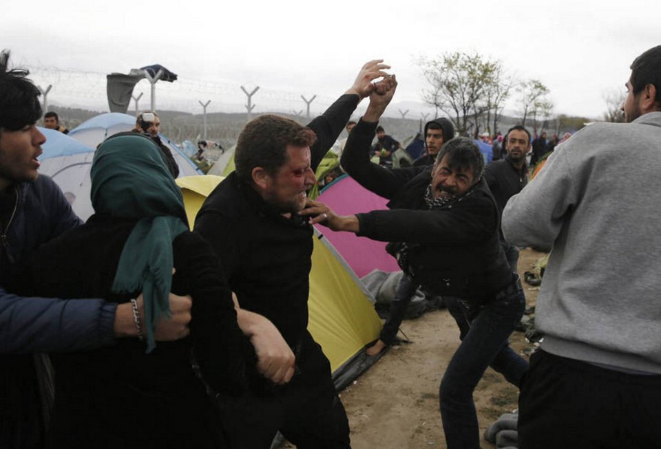 Εικόνες εξαθλίωσης στην Ειδομένη: Ξύλο μεταξύ προσφύγων, μητέρες βράζουν γρασίδι για να ταΐσουν τα παιδιά τους [εικόνες] | iefimerida.gr 8