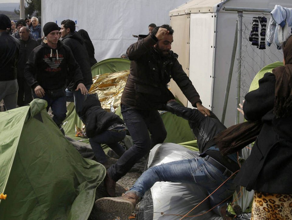 Εικόνες εξαθλίωσης στην Ειδομένη: Ξύλο μεταξύ προσφύγων, μητέρες βράζουν γρασίδι για να ταΐσουν τα παιδιά τους [εικόνες] | iefimerida.gr 9