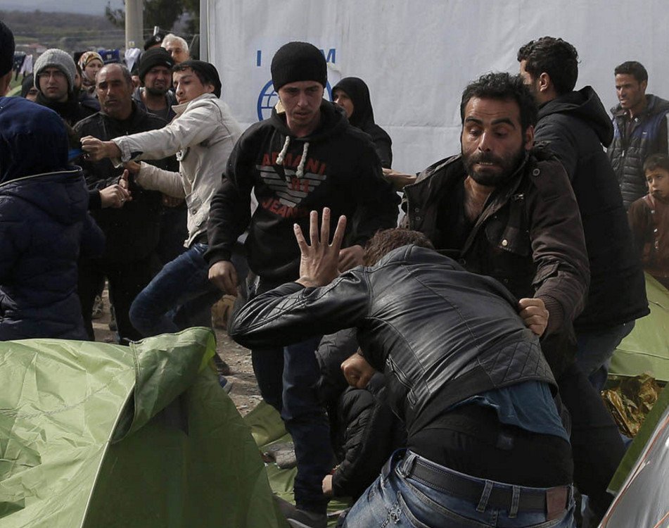 Εικόνες εξαθλίωσης στην Ειδομένη: Ξύλο μεταξύ προσφύγων, μητέρες βράζουν γρασίδι για να ταΐσουν τα παιδιά τους [εικόνες] | iefimerida.gr 10