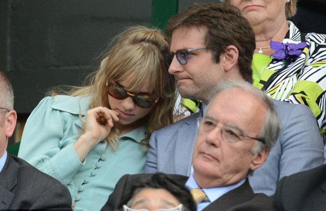 O Mπράντλεϊ Κούπερ και ο Τζέραρντ Μπάτλερ «χαριεντίζονται» στα επίσημα του Ουίμπλεντον [εικόνες] | iefimerida.gr 1