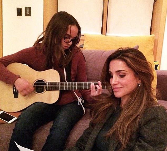 Βασίλισσα Ράνια: Είμαι μία μαμά με την πιο τέλεια δουλειά -Η απλή καθημερινότητα μίας γαλαζοαίματης [εικόνες] | iefimerida.gr 1