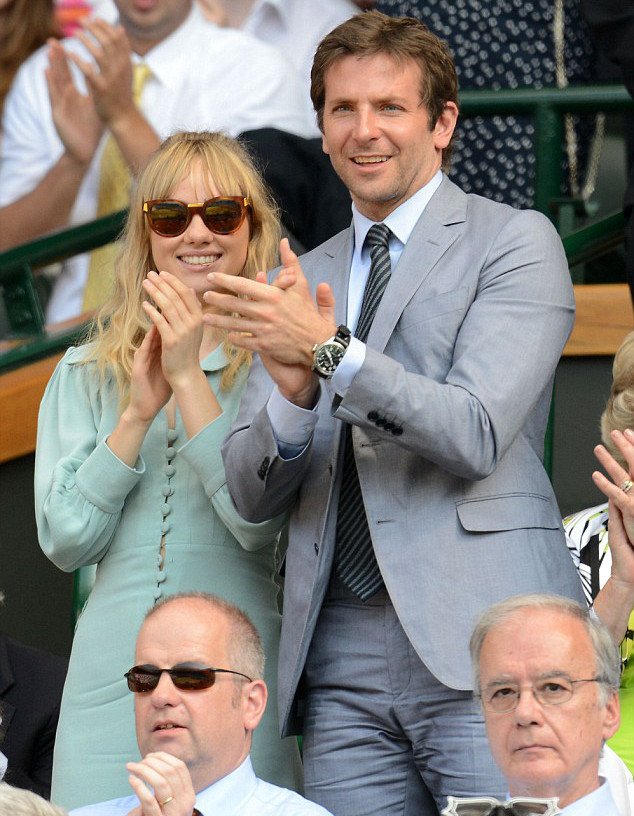 O Mπράντλεϊ Κούπερ και ο Τζέραρντ Μπάτλερ «χαριεντίζονται» στα επίσημα του Ουίμπλεντον [εικόνες] | iefimerida.gr 2