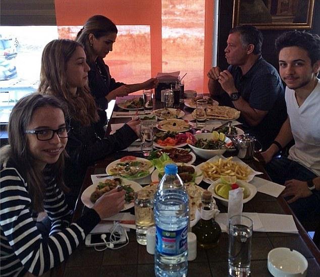 Βασίλισσα Ράνια: Είμαι μία μαμά με την πιο τέλεια δουλειά -Η απλή καθημερινότητα μίας γαλαζοαίματης [εικόνες] | iefimerida.gr 2