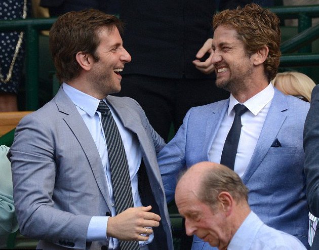 O Mπράντλεϊ Κούπερ και ο Τζέραρντ Μπάτλερ «χαριεντίζονται» στα επίσημα του Ουίμπλεντον [εικόνες] | iefimerida.gr 3