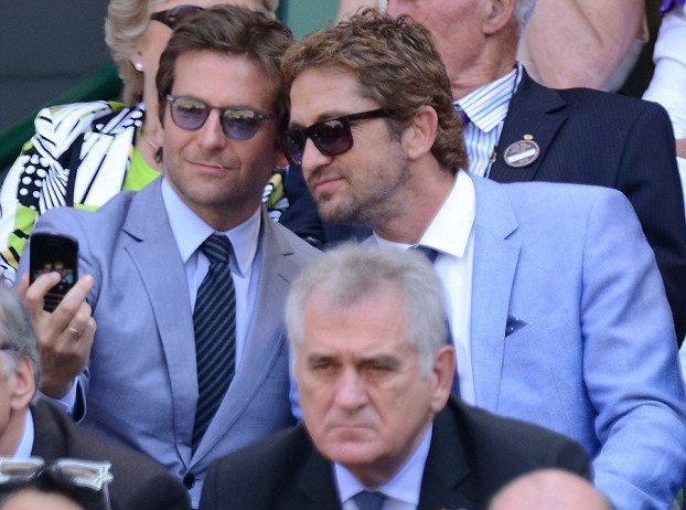 O Mπράντλεϊ Κούπερ και ο Τζέραρντ Μπάτλερ «χαριεντίζονται» στα επίσημα του Ουίμπλεντον [εικόνες] | iefimerida.gr 4