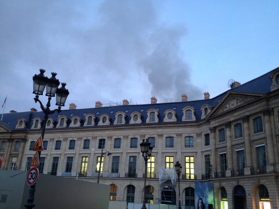 Φωτιά στο πολυτελές ξενοδοχείο Ritz στο Παρίσι [εικόνες] | iefimerida.gr 1