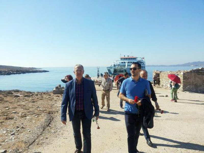 Οι δύο όψεις του ΣΥΡΙΖΑ: Ο Τσίπρας στον Τραμπ, οι υπουργοί στη Μακρόνησο [εικόνες] | iefimerida.gr 1