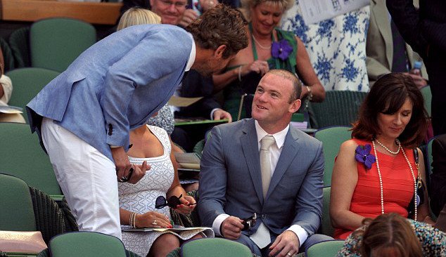 O Mπράντλεϊ Κούπερ και ο Τζέραρντ Μπάτλερ «χαριεντίζονται» στα επίσημα του Ουίμπλεντον [εικόνες] | iefimerida.gr 5