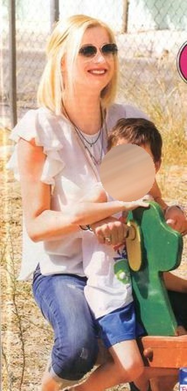 Η Ραχήλ Μακρή κάνει τσουλήθρα σε παιδική χαρά [εικόνες] | iefimerida.gr 1